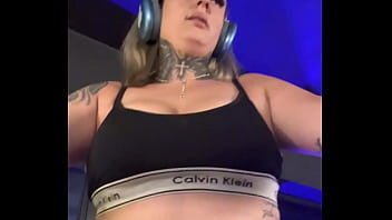 Treinando na academia na avenida paulista fiquei louca de tesão escorria o suor pela minha pernas até chegar na buceta molhada