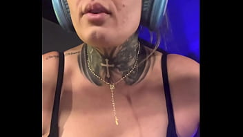 Treinando na academia na avenida paulista fiquei louca de tesão escorria o suor pela minha pernas até chegar na buceta molhada