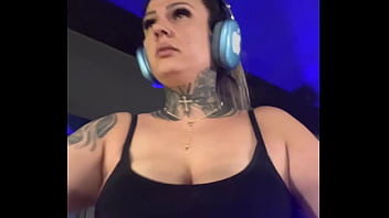 Treinando na academia na avenida paulista fiquei louca de tesão escorria o suor pela minha pernas até chegar na buceta molhada