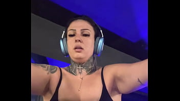 Treinando na academia na avenida paulista fiquei louca de tesão escorria o suor pela minha pernas até chegar na buceta molhada