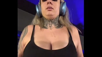 Treinando na academia na avenida paulista fiquei louca de tesão escorria o suor pela minha pernas até chegar na buceta molhada