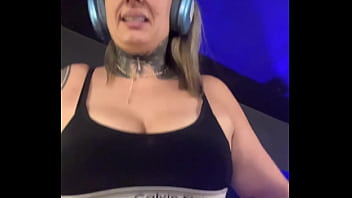 Treinando na academia na avenida paulista fiquei louca de tesão escorria o suor pela minha pernas até chegar na buceta molhada