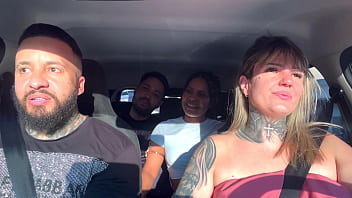 Casal de passageiros pega uber e descobre que somos atores porno e falam que querem virar tbm e começam a maior putaria dentro do carro e chupando muito