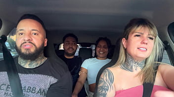 Casal de passageiros pega uber e descobre que somos atores porno e falam que querem virar tbm e começam a maior putaria dentro do carro e chupando muito Casal de passageiros pega uber e descobre que somos atores porno e falam que querem virar tbm e começam a maior putaria dentro do carro e chupando muito