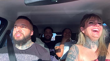 Casal de passageiros pega uber e descobre que somos atores porno e falam que querem virar tbm e começam a maior putaria dentro do carro e chupando muito