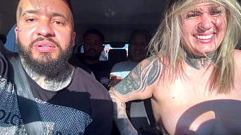 Casal de passageiros pega uber e descobre que somos atores porno e falam que querem virar tbm e começam a maior putaria dentro do carro e chupando muito