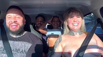 Casal de passageiros pega uber e descobre que somos atores porno e falam que querem virar tbm e começam a maior putaria dentro do carro e chupando muito