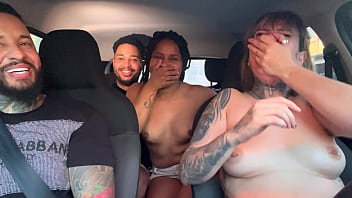 Casal de passageiros pega uber e descobre que somos atores porno e falam que querem virar tbm e começam a maior putaria dentro do carro e chupando muito