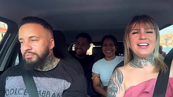 Casal de passageiros pega uber e descobre que somos atores porno e falam que querem virar tbm e começam a maior putaria dentro do carro e chupando muito Casal de passageiros pega uber e descobre que somos atores porno e falam que querem virar tbm e começam a maior putaria dentro do carro e chupando muito