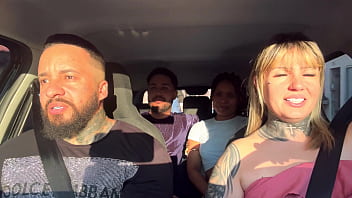 Casal de passageiros pega uber e descobre que somos atores porno e falam que querem virar tbm e começam a maior putaria dentro do carro e chupando muito