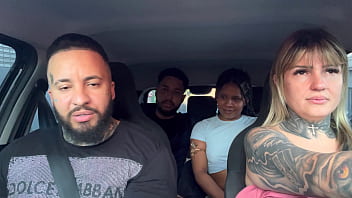 Casal de passageiros pega uber e descobre que somos atores porno e falam que querem virar tbm e começam a maior putaria dentro do carro e chupando muito