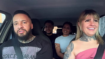 Casal de passageiros pega uber e descobre que somos atores porno e falam que querem virar tbm e começam a maior putaria dentro do carro e chupando muito