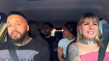 Casal de passageiros pega uber e descobre que somos atores porno e falam que querem virar tbm e começam a maior putaria dentro do carro e chupando muito
