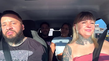 Casal de passageiros pega uber e descobre que somos atores porno e falam que querem virar tbm e começam a maior putaria dentro do carro e chupando muito