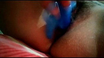 Mi esposa con su juguete