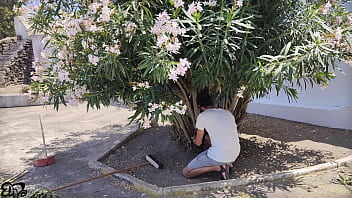 Giardiniere italiano tettona lo paga in natura con una spagnola dialoghi italiano