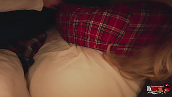 Comparte cama con madrastra sexo en pijama y culo lleno de semen Comparte cama con madrastra sexo en pijama y culo lleno de semen
