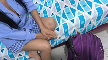 Wanita berseragam itu mengambil barang barang dari rumah ibu tiriku dan aku memergokinya dia meniduriku dan aku memaafkannya