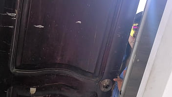 Wanita berseragam itu mengambil barang barang dari rumah ibu tiriku dan aku memergokinya dia meniduriku dan aku memaafkannya