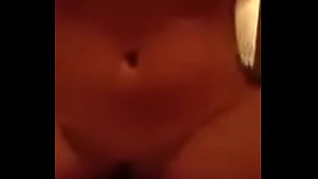 Gostosa sentando com prazer