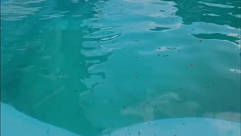 Novinha de biquíni transparente