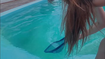 Novinha de biquíni transparente