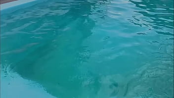 Novinha de biquíni transparente