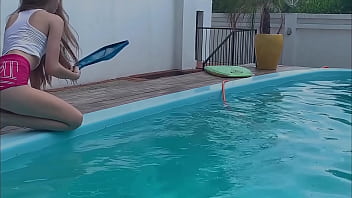 Novinha de biquíni transparente