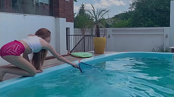 Novinha de biquíni transparente