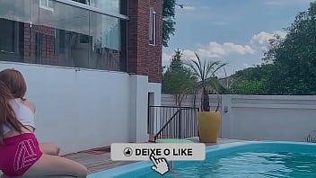 Novinha de biquíni transparente