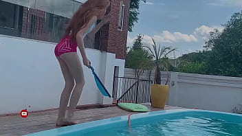 Novinha de biquíni transparente