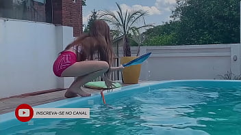 Novinha de biquíni transparente