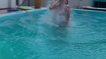 Novinha de biquíni transparente