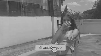 Novinha de biquíni transparente