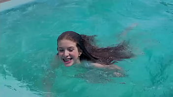 Novinha de biquíni transparente