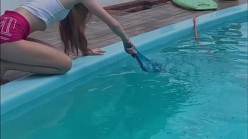 Novinha de biquíni transparente