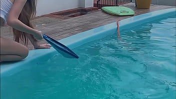 Novinha de biquíni transparente