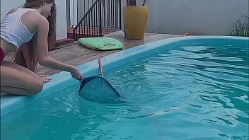 Novinha de biquíni transparente