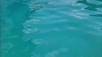 Novinha de biquíni transparente