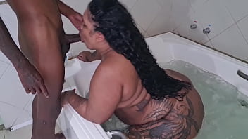 Estreando meu brinquedinho novo sexo na hidromassagem