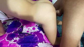 Padrastro pervertido le clava la verga directo al coño a su hijastra cuando la dejan bajo su cuidado