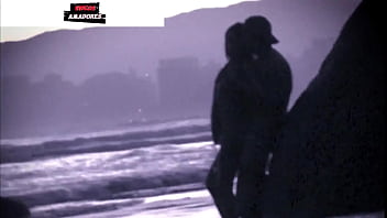 Casal fazendo sexo escondido nas pedras Casal fazendo sexo escondido nas pedras