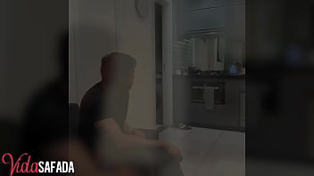 Peguei minha esposa com dois novinhos na cama os safadinhos fizeram a farra com ela revezando metendo a pica nela