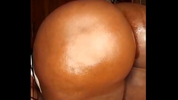 Ebony babe with big ass squirting