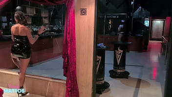 As safadas ficam peladinhas no clube de swing