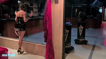 As safadas ficam peladinhas no clube de swing