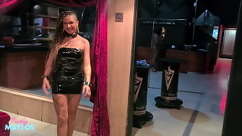 As safadas ficam peladinhas no clube de swing