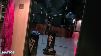 As safadas ficam peladinhas no clube de swing