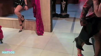 As safadas ficam peladinhas no clube de swing