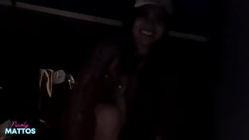 As safadas ficam peladinhas no clube de swing